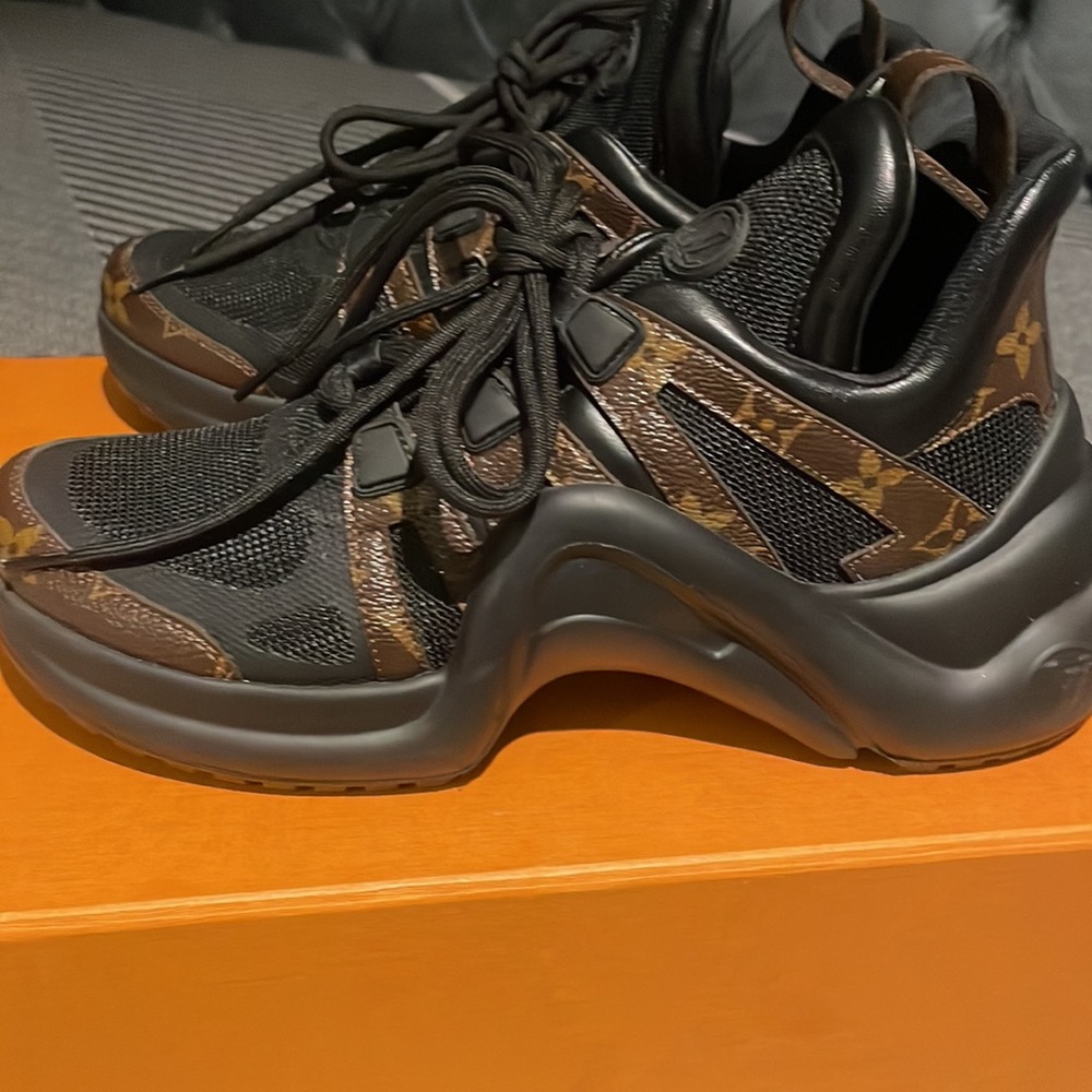 Louis Vuitton - Picture 4 of 11